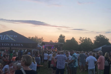 Winzerrast Wiesloch Biergarten im Sommer voll besetzt